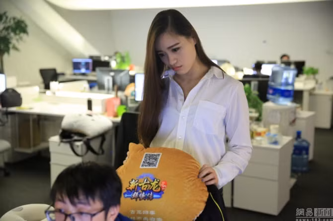 Ngày 10/11 vừa qua những hình ảnh mỹ nữ massage “giải tỏa” cho các lập trình viên nam của một công ty công nghệ thông tin ở Thượng Hải gây sốt.