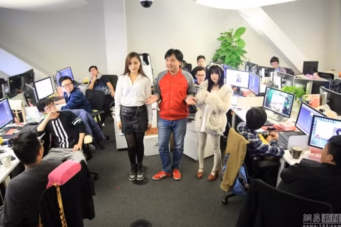 Ngoài dịch vụ lạ lẫm này, trước đó Trung Quốc cũng đã xuất hiện rất nhiều các loại dịch vụ khác cũng độc đáo không kém như nghề mỹ nữ bán trầu cau, tiếp viên lột vỏ cua hay thậm chí là nghề ngủ thuê cho các khách sạn, nhà hàng. Tất cả số đó đều cùng chung một mục đích là làm cho khách hàng hài lòng nhưng vẫn lành mạnh, an toàn và thu về khoản tiền ổn định.