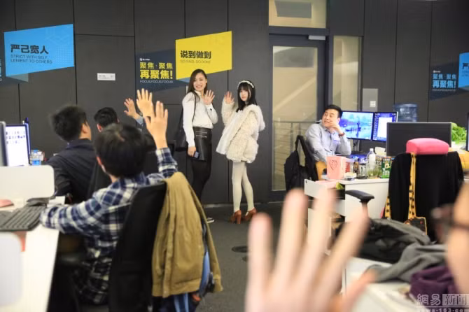 Các “mỹ nữ” sẵn sàng chia sẻ về công việc của mình. Các cô gái này đa phần từ độ tuổi 18 đến 25. Hầu hết đều xuất thân từ thôn quê. Họ chọn nghề này vì thu nhập của công việc khá tốt và hơn thế công việc này lại khác hẳn với nghề tiếp viên, họ không cần phải “bán thân nuôi miện”.