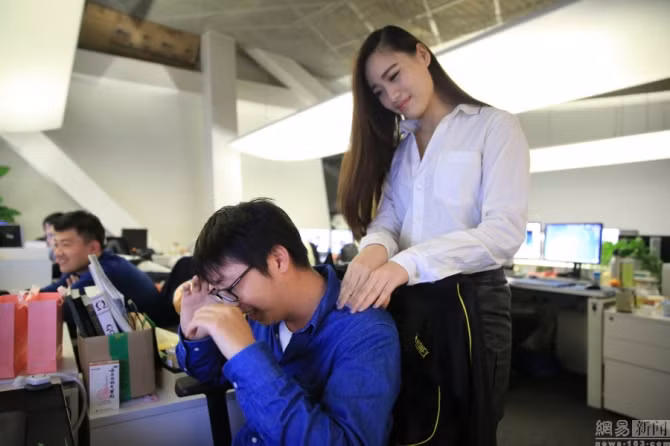 Được biết công ty này đã thuê 2 cô người mẫu chân dài và xinh đẹp về chăm sóc cho các nam lập trình viên trong giờ làm việc. Họ sẽ làm theo yêu cầu của các “thượng đế” của mình như massage, lau mồ hôi… và tất nhiên các việc làm đó đều nằm trong “khuôn khổ” lành mạnh.