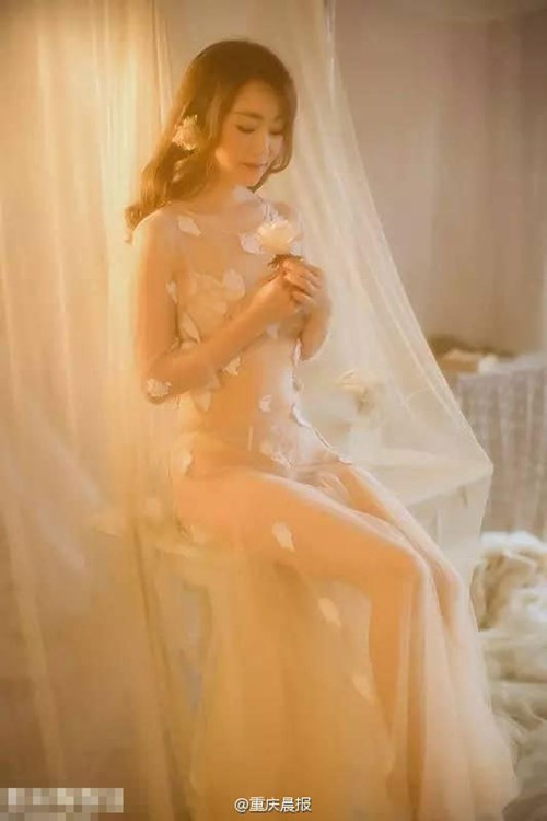 Cô Tần cao 1m65, nặng 50 kg, có làn da trắng sáng, mịn màng. Xem loạt ảnh gợi cảm này, không ít người cho rằng cô chỉ mới 30 tuổi.