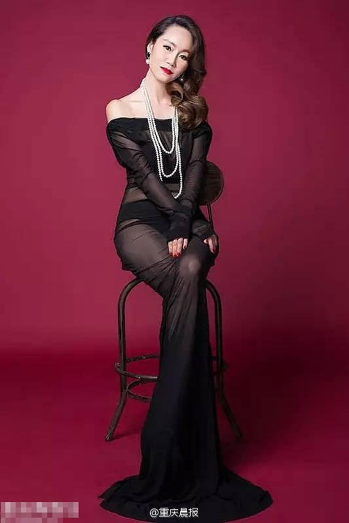 Tuy nhiên, nếu nhìn nhận một cách tích cực thì việc một bà ngoại 50 tuổi giữ được vẻ trẻ trung bất chấp thời gian như vậy là rất đáng để học tập.