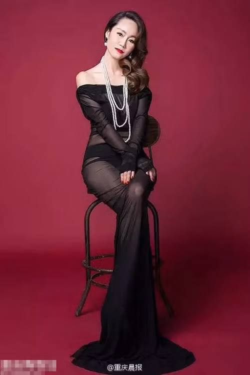 Tuy nhiên, nếu nhìn nhận một cách tích cực thì việc một bà ngoại 50 tuổi giữ được vẻ trẻ trung bất chấp thời gian như vậy là rất đáng để học tập.