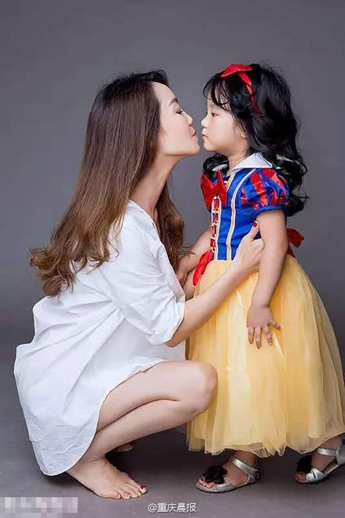 Bên cạnh những người hết lời ca ngợi vẻ đẹp không tuổi của cô Tần thì bộ ảnh này cũng vấp phải nhiều ý kiến phản đối. Không ít người cho rằng một phụ nữ lớn tuổi tạo dáng khiêu gợi như vậy là không phù hợp.