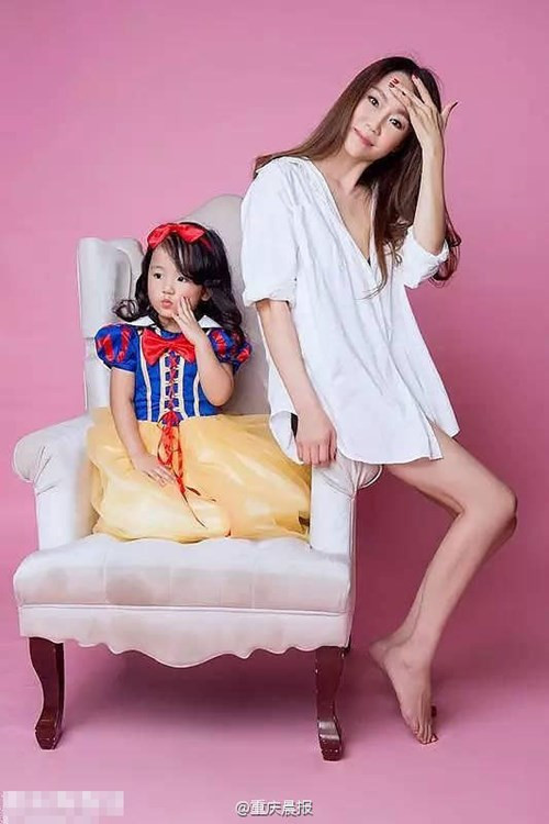 Trước khi ra đường mỗi ngày, cô đều dậy sớm để tắm, trang điểm và chăm sóc, thúc đẩy quá trình trao đổi chất cho da.