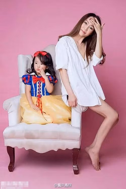 Trước khi ra đường mỗi ngày, cô đều dậy sớm để tắm, trang điểm và chăm sóc, thúc đẩy quá trình trao đổi chất cho da.