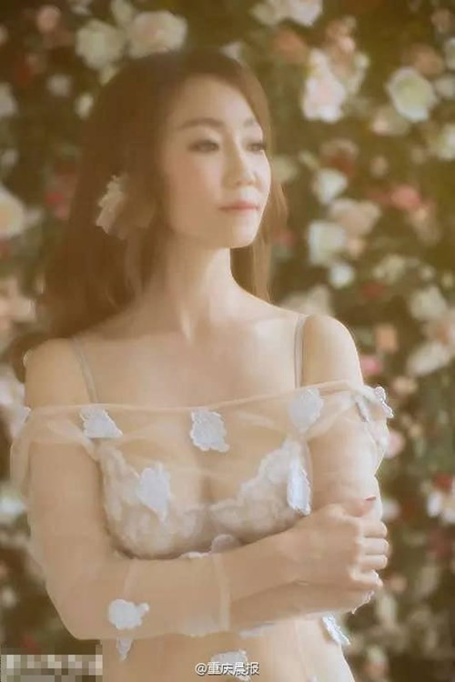 Cô Tần (50 tuổi, ở Trùng Khánh, Trung Quốc) thường được bạn bè gọi là “phù thủy sắc đẹp” bởi dù đã lên chức bà ngoại nhưng người đẹp 50 tuổi vẫn giữ được nét trẻ trung và cơ thể nuột nà như gái đôi mươi.