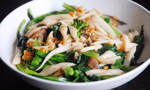  Nấm: Ngăn ngừa ung thư. Người Trung Quốc từ lâu đã biết thuần nấm tự nhiên thành nấm trồng để ăn được bình thường.Nấm là thực phẩm chứa đa dạng các chất dinh dưỡng, thơm ngon, được người xưa gọi là "món ăn tiến vua".Ngay từ thời nhà Minh, hoàng đế Chu Nguyên Chương đã duy trì thói quen ăn nấm và cho rằng đây là "thực phẩm trường thọ". 