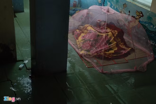 Người ngủ trong lồng, bên ngoài nước mưa lộp độp rơi.