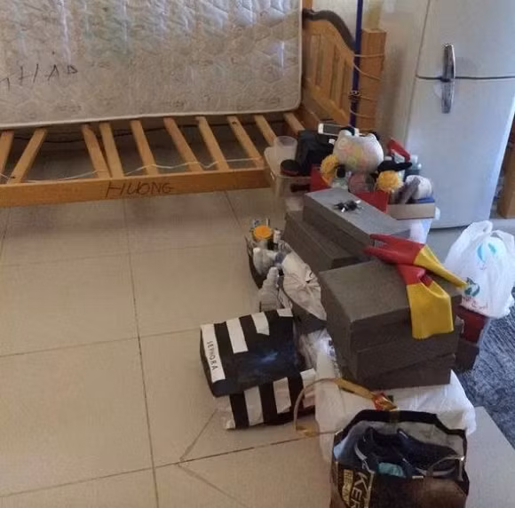 Ngay sau đó, chị H.N đã dành nguyên cả ngày trời để dọn dẹp, sắp xếp lại góc riêng tư của mình. Chị cho biết, sống và làm việc bên này không có điều kiện tự do thoải mái như lúc còn ở Việt Nam, có chỗ ngủ là tốt lắm rồi. Sáng sớm đi làm đến muộn mới về, chị hầu như không có thời gian dọn dẹp, tắm rửa xong là nằm vật ra ngủ.