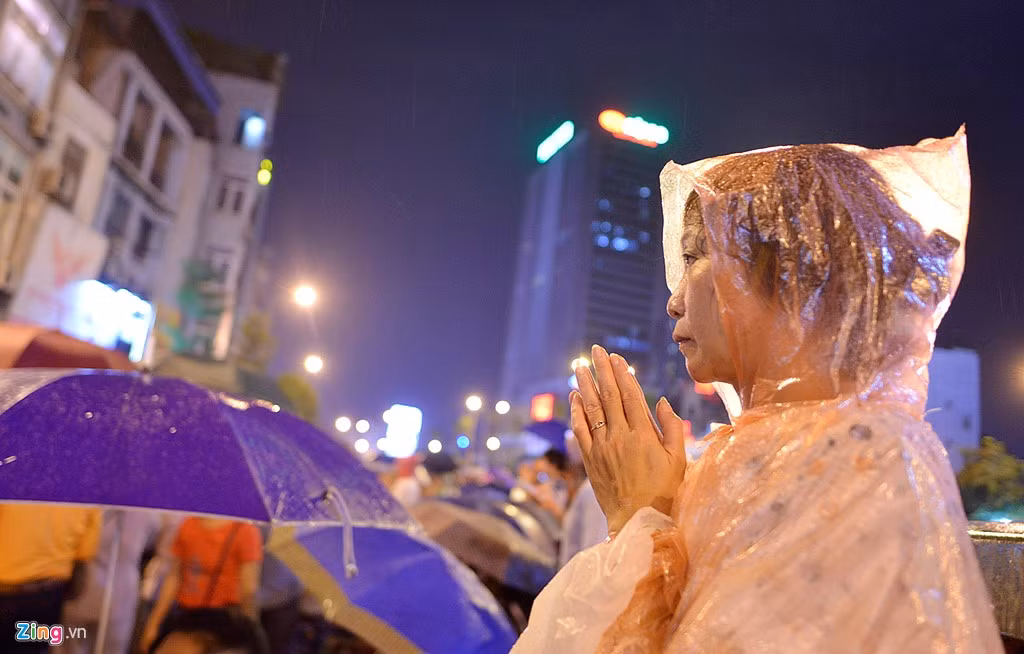 Chị Thành (Tây Sơn, Hà Nội) cho biết, năm nào cũng đến đây để làm lễ. Chị đến để báo hiếu cha mẹ, gia tiên và cầu cho gia đình được bình an.