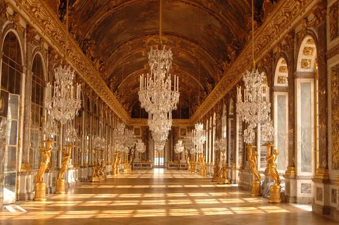 Điện Versailles, Pháp: Từ kiến trúc bên ngoài tới nội thất bên trong, điện Versailles khiến du khách không khỏi thán phục trước sự xa hoa, tinh tế và nghệ thuật. Ảnh: Parisianist.