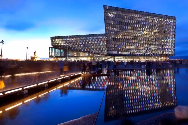 Harpa, Iceland: Nhà hát hiện đại ở Reykjavik này gây ấn tượng mạnh nhờ sự kết hợp của kính màu và thiết kế hình học độc đáo. Ảnh: E-architect.
