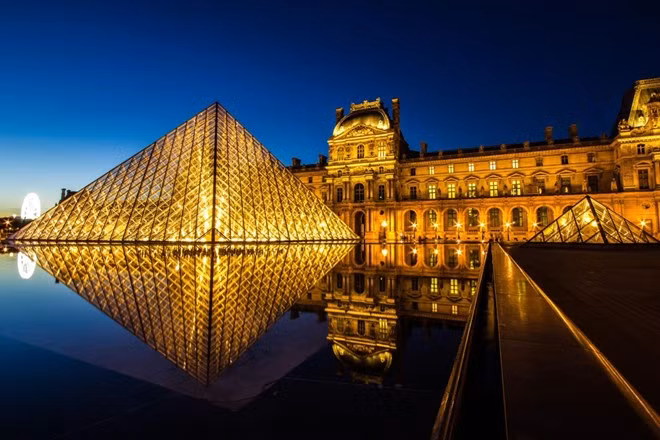 Bảo tàng Louvre, Pháp: Bảo tàng lớn nhất thế giới này là nơi trưng bày một số tác phẩm nghệ thuật nổi tiếng trong lịch sử. Tuy nhiên, bản thân tòa nhà và kim tự tháp kính ngoài trời cũng là một kỳ quan kiến trúc được du khách yêu thích. Ảnh: Traveldigg.