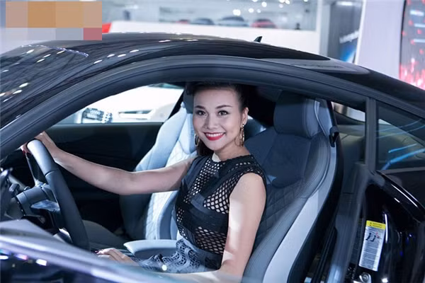 Ngoài ra, Thanh Hằng còn sở nhiều xế hộp hạng sang. Cô từng khiến nhiều người choáng ngợp khi xuất hiện bên chiếc xe Audi có giá 1,5 tỉ.