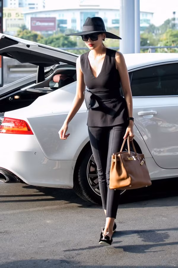 Cô diện túi xách Harmes, đôi giày Giannicho, áo Victoria Beckham tổng ước tính hơn 1 tỷ đồng khiến mọi người không thể rời mắt.