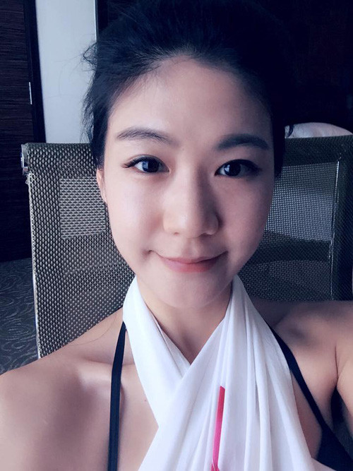 Dòng trạng thái mới nhất của Đông Phương trên trang cá nhân cũng đầy tâm trạng: "Tổn thương mà đàn ông gây ra cho phụ nữ, không nhất định là anh ta yêu người khác, mà anh ta khiến cô ấy thất vọng mỗi khi cô ấy trông chờ, khi cô yếu đuối không dành cho cô niềm an ủi cần có...".