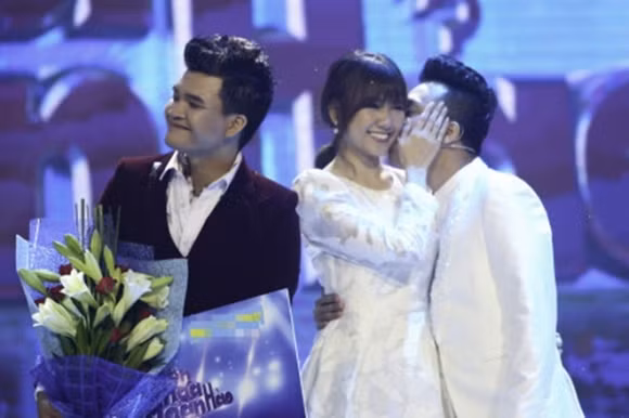 Trong lễ trao giải cuộc thi "Biến hóa hoàn hảo", Trấn Thành tranh thủ hôn bạn gái như một cách ăn mừng cho quán quân thì phải?