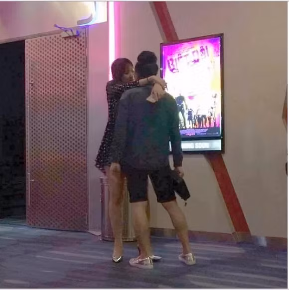 Tối 12/8, trên mạng xã hội lan truyền bức ảnh Hari Won choàng tay qua vai, ôm Trấn Thành ở một rạp chiếu phim.