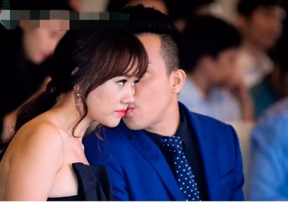 Quán xá, rạp chiếu phim... chỉ là chuyện nhỏ. Ngay trong sự kiện lớn cả hai vẫn bình thản hôn.