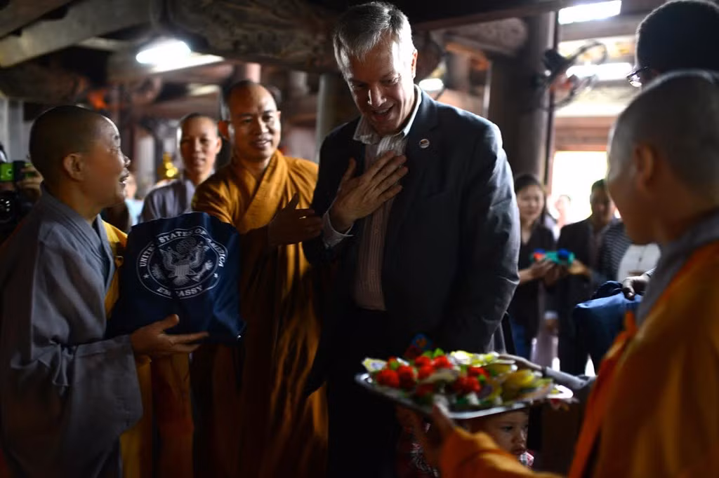 Kết thúc buổi lễ là nghi thức cài hoa lên áo. Theo quan niệm, hoa hồng đỏ được đính cho những người còn cha mẹ, bông hồng trắng cho những người con đã không còn đấng sinh thành.