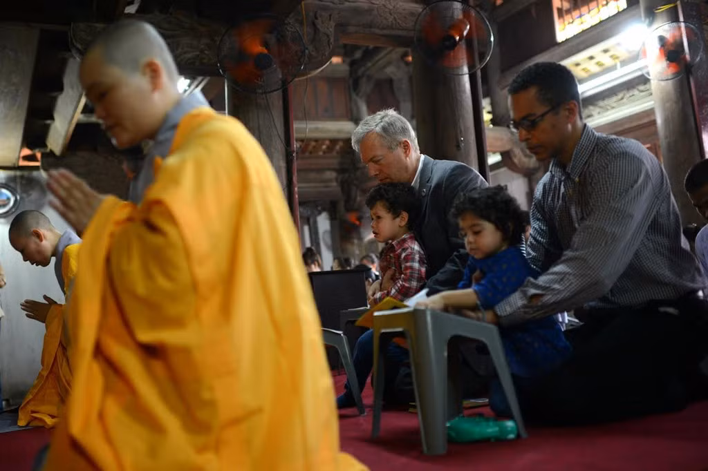 Đại sứ Ted Osius quỳ lễ Phật báo hiếu cha mẹ.