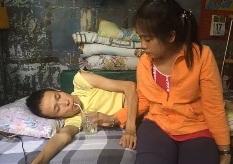 Tinh bat ngo cua chang trai tat nguyen va co gai xu Quang-Hinh-2