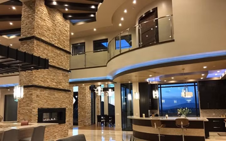 Ngôi nhà trông như một tòa lâu đài.