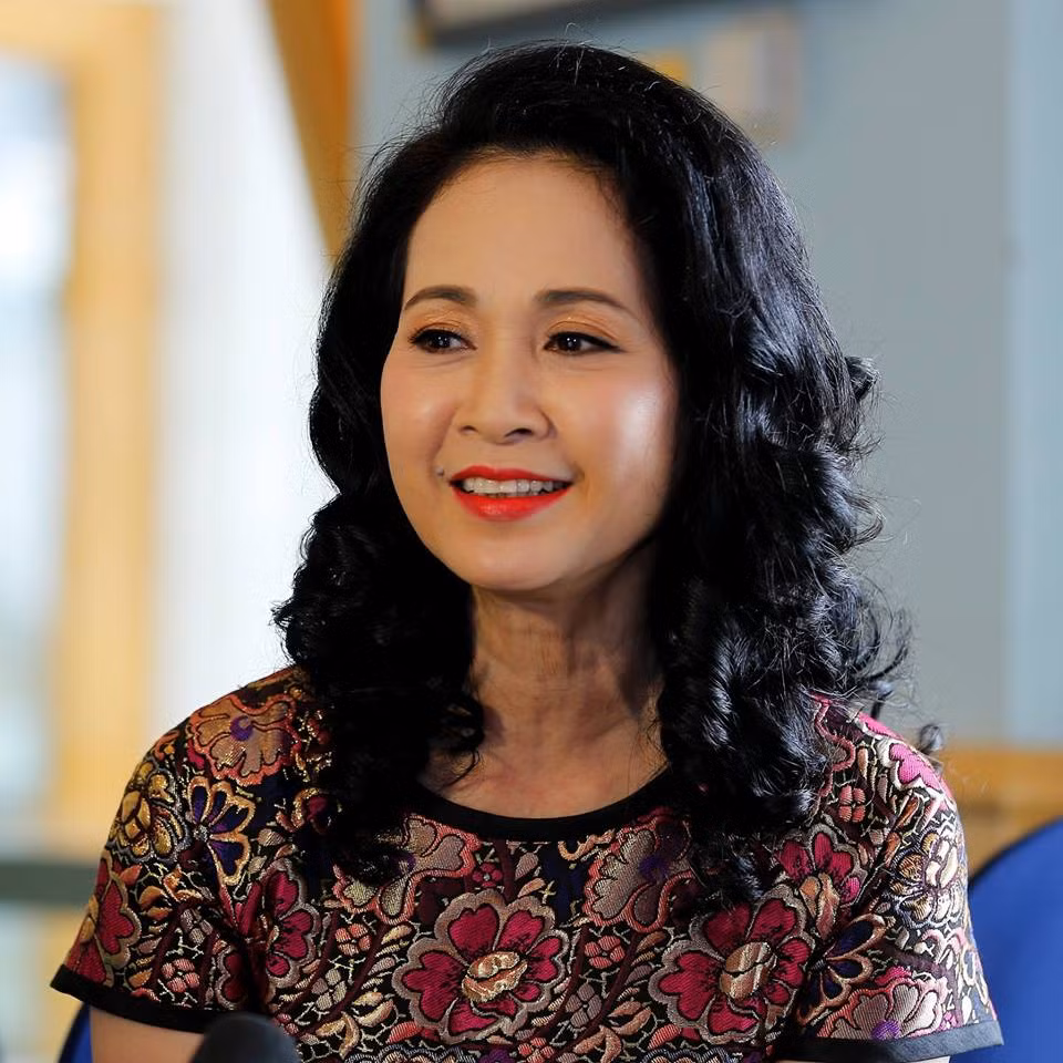 Bà xã NSƯT Đỗ Kỷ dịu dàng và phúc hậu ở tuổi U60. Cô chọn bộ váy họa tiết từ chất lụa gấm quý phái phù hợp độ tuổi