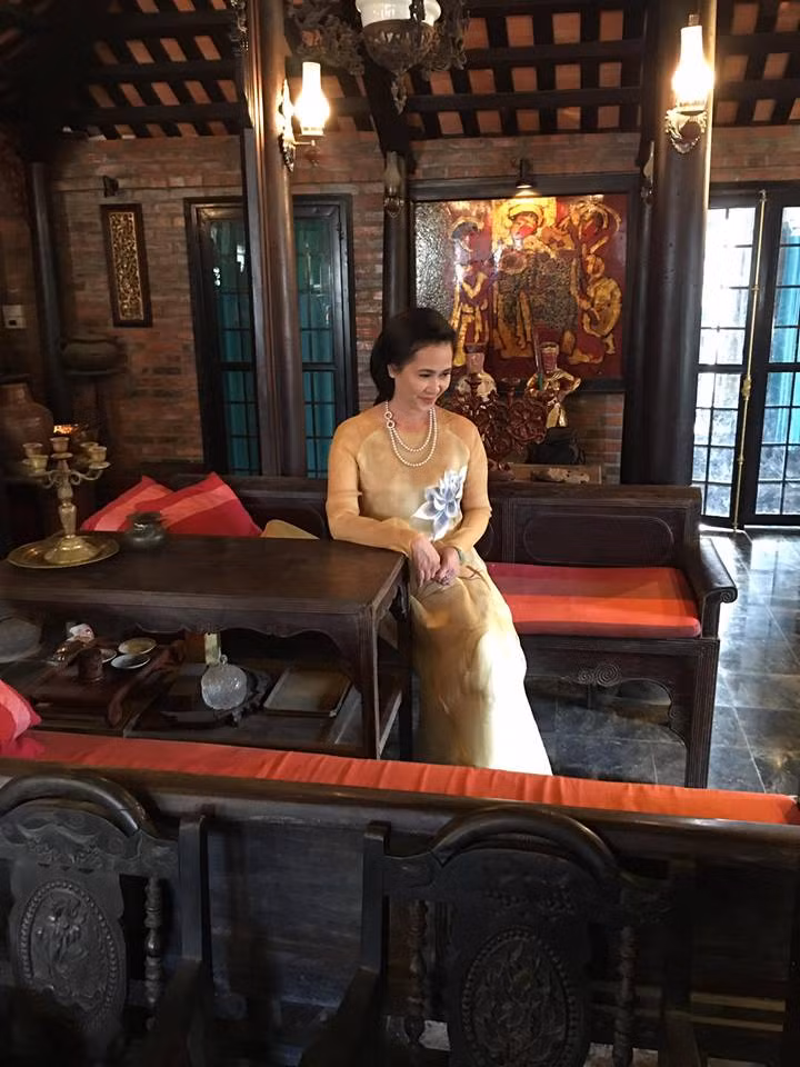 Cô cũng là người phụ nữ đặc biệt mê đắm với tà áo dài dân tộc.