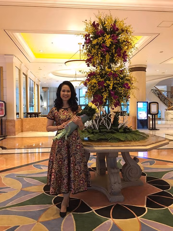 Cô luôn rạng rỡ và gần gũi khi tiếp xúc với khán giả, những sự lựa chọn trang phục của NSND Lan Hương cũng đậm chất thanh lịch của người Hà thành.