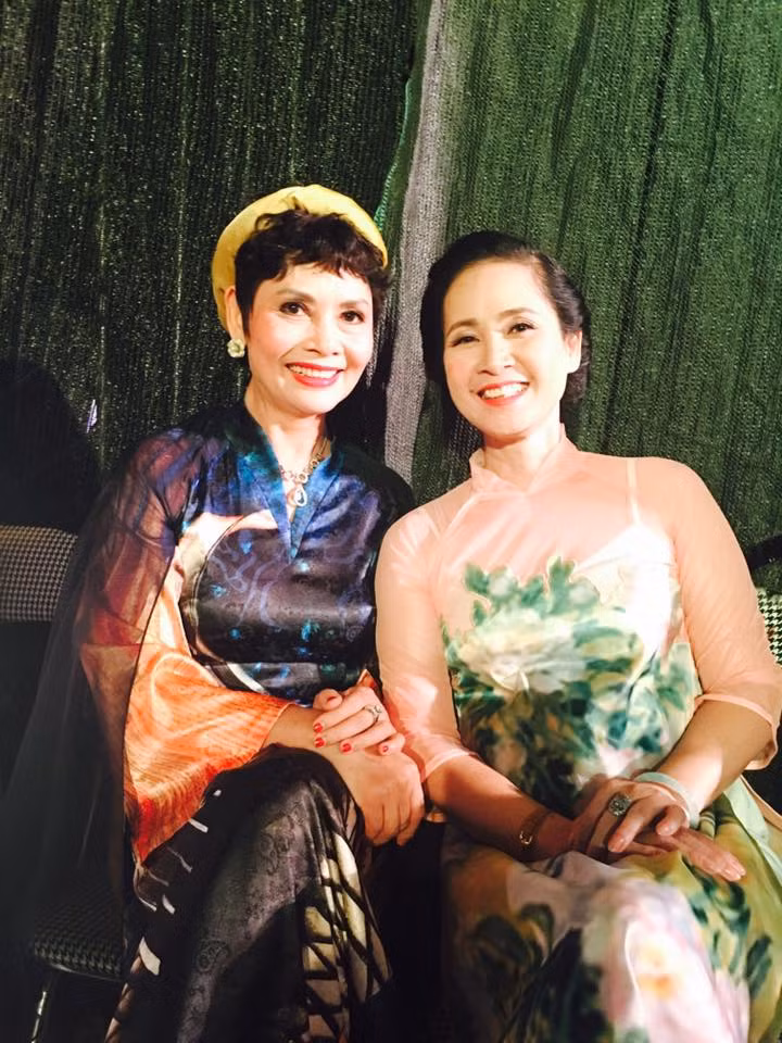 Cô và NSND Minh Châu trong tại Lễ hội áo dài được tổ chức tại Hoàng thành Thăng Long vừa qua.