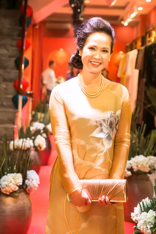 Còn đây là hình ảnh nền nã của bà Phương ngoài đời. Bà mẹ chồng khét tiếng săm soi ấy thực chất lại rất dịu dàng và sang trọng.