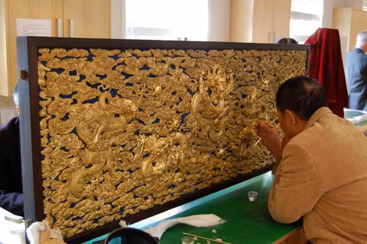 Những thiết kế bằng tre trúc, tranh lụa, các tác phẩm chạm khắc trên ngọc và nghệ thuật trên kính từ thế kỷ 18 là những điểm nhấn đầy hấp dẫn của khu vườn Càn Long.