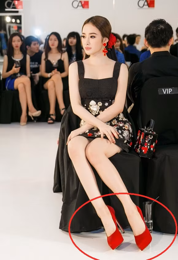 Cô nàng có một bộ sưu tập giày cao gót hơn 20cm với đủ màu sắc và kiểu dáng.