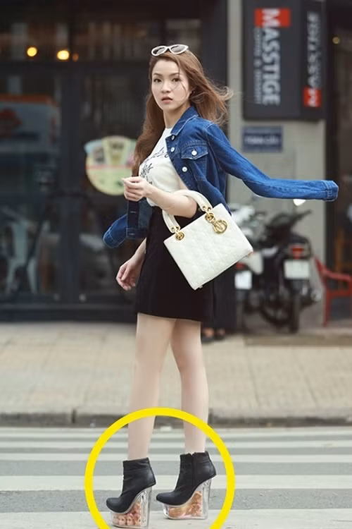 Không chỉ thích đi giày cao gót, cô còn chọn những mẫu giày có thiết kế đặc biệt, đôi giày này có phần đế trong suốt, bên trong là đầu của những con búp bê barbie.