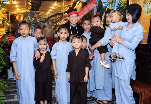 Choang voi so con cua Hoai Linh, Che Linh va Phi Nhung-Hinh-2