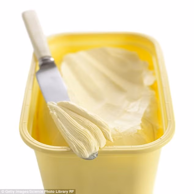 10. Bơ thực vật: Bơ thực vật là cách phổ biến để đối phó với chất béo. Nhưng nhiều loại thực sự không tốt cho sức khỏe nếu chứa đầy chất béo chuyển hóa, làm tăng lượng cholesterol và tim mạch.