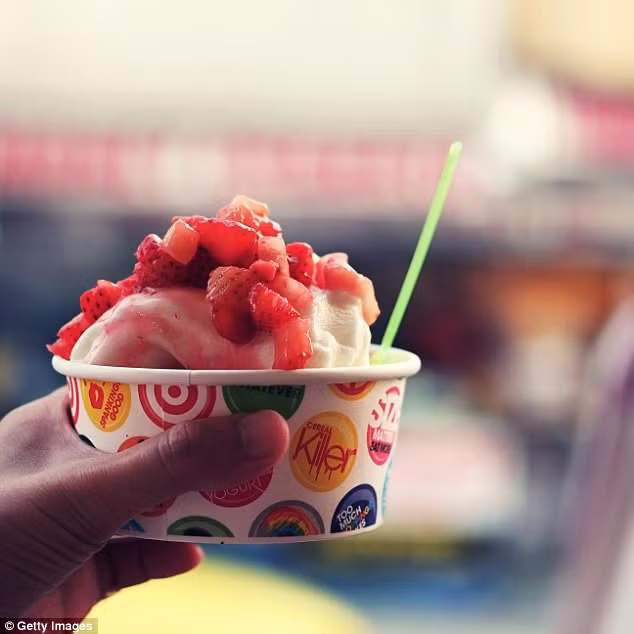 5. Sữa chua đông lạnh: Đây được coi là lựa chọn thay thế lành mạnh cho kem. Tuy nhiên, một số cửa hàng bán các loại sữa chua đông lạnh chứa lượng đường và chất béo cao, nên bạn cần lựa chọn kỹ. Bạn cũng nên cẩn thận với những món ăn kèm như kẹo và chocolate.