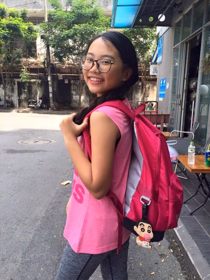 Điều khiến nhiều người thắc mắc là không thấy cô bé khoe thành tích học tập cao chót vót như trước dù vẫn đăng đàn những hình ảnh cô bé đến trường.