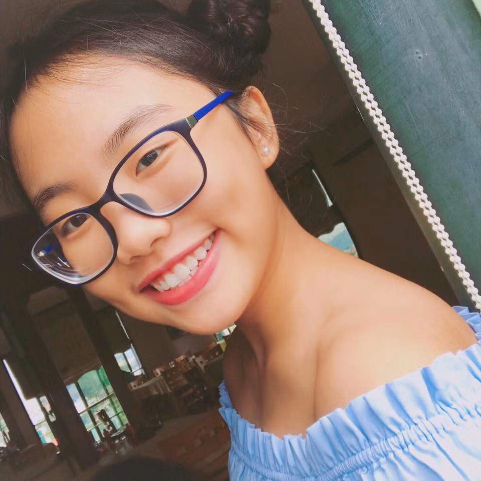 Trước những lời bàn tán liên quan đến việc học tập của bản thân, trên trang facbook cá nhân của mình, "cô bé dân ca" vẫn tiếp tục chia sẻ những khoảnh khắc đời thường, cuộc sống "sang chảnh" của một ngôi sao nhí.