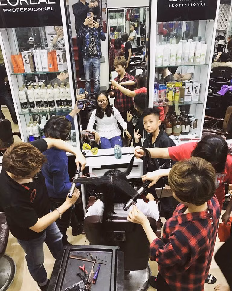 Bằng chứng dễ thấy chính là những hình ảnh "cô bé dân ca" cập nhật trên trang facebook hằng ngày từ việc khoe những chương trình biểu diễn có sự góp mặt của bản thân sắp diễn ra, khoe những món quà được người hâm mộ tặng, khoe đi mua sắm, ăn uống với người thân yêu, chia sẻ hình ảnh đi làm từ thiện...