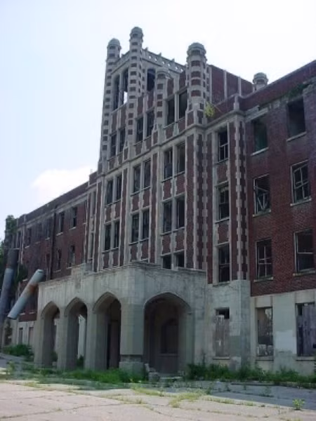 Waverly Hill Sanatorium Nơi đáng sợ này nằm ở Kentucky và được xem như một nhà thương dùng để điều trị cho những người bị tâm thần. Điều đáng nói là rất nhiều người bị nhân viên làm việc tại đây lạm dụng tình dục. Đã có khoảng 65.000 bệnh nhân chết ở đây, vì thế nó nhanh chóng trở thành nỗi ám ảnh của nhiều người và bị bỏ hoang từ rất lâu.