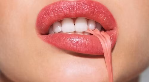 Cấm bán và ăn kẹo cao su Ở đảo quốc sư tử, nếu bạn bị bắt gặp khi đang tóp tép nhai kẹo cao su sẽ bị phạt 1.000 dollar Singapore tương đương hơn 15 triệu đồng và phải lao động công ích trong 10 giờ. Và nếu bạn cứng đầu cứng cổ phản đối sẽ bị phạt roi. Nặng hơn, nếu ai bị phát hiện buôn bán trái phép kẹo cao su tại Singapore bị phạt 1 năm tù và 10.000 đô la Singapore.