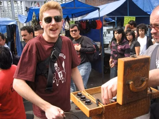 Chích điện bán... sự tỉnh táo: Nghe có vẻ điên rồ, nhưng nếu bạn có dịp đặt chân đến Mexico, bạn sẽ thấy có những người đàn ông đứng bên chiếc hộp gỗ. Những người này bán sự tỉnh táo cho khách hàng của họ bằng cách truyền vào người khách một chút… điện.