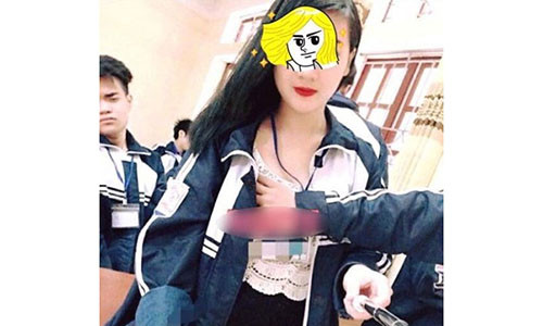 Bức ảnh phản cảm của nữ sinh gây xôn xao cộng đồng mạng.