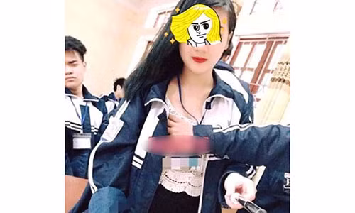 Bức ảnh phản cảm của nữ sinh gây xôn xao cộng đồng mạng.