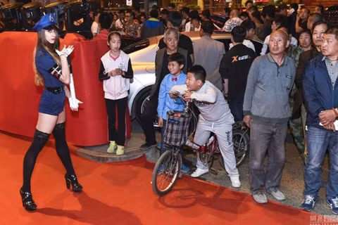 Ai cũng muốn nhìn tận mắt những cảnh sát ngoại quốc.