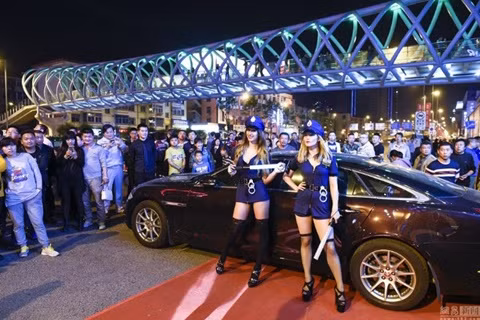 Người dân nơi đây bất ngờ vì chưa từng thấy nữ cảnh sát ăn mặc như này bao giờ.