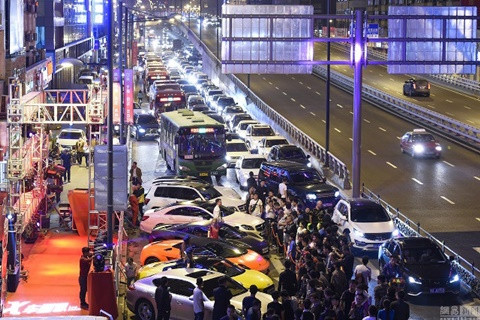 Một lượng lớn người dân tập trung quanh CLB khiến giao thông bị tắc nghẽn.